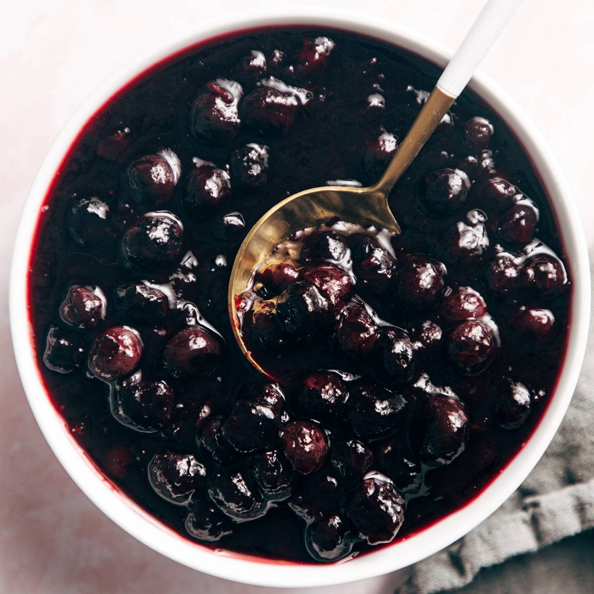 Easy Homemade Blueberry Sauce: Ready in Just 10 Minutes